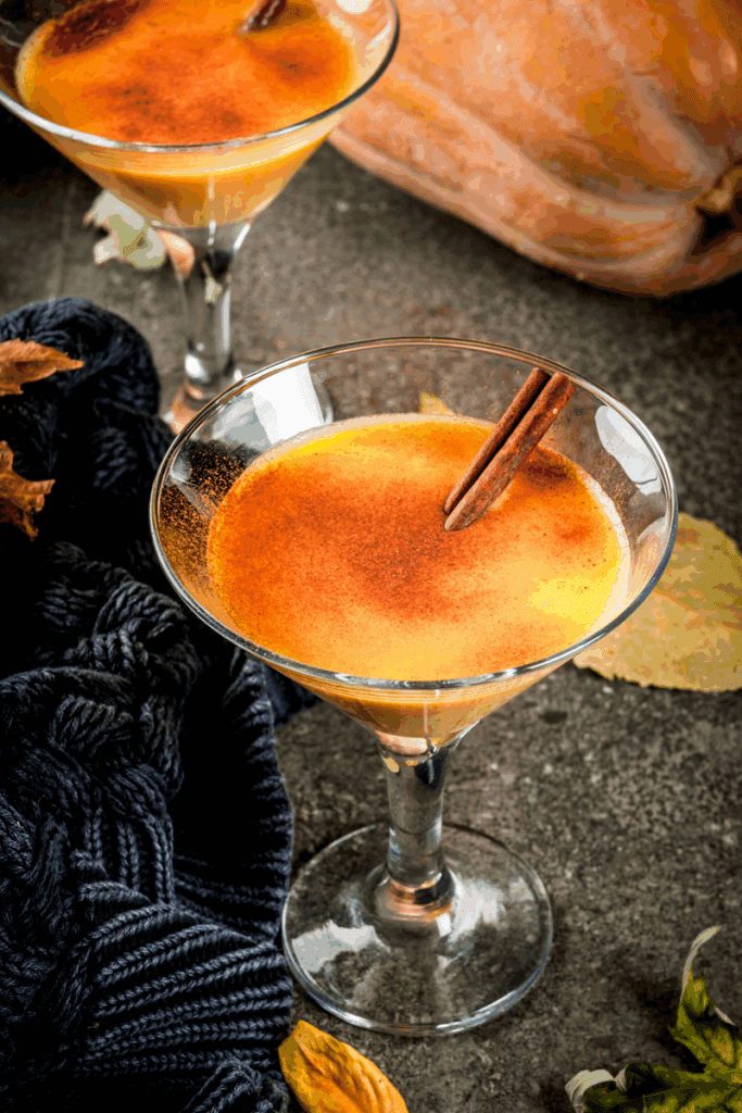 karamellás fahéjas martini, pohárban