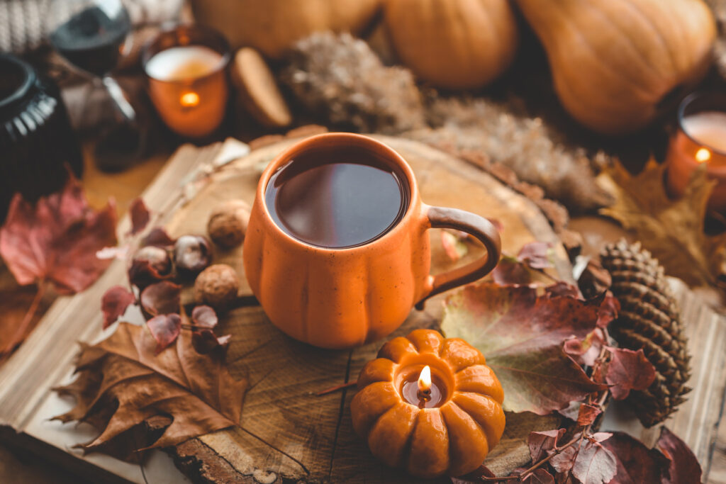 tea tök pohárban és gyertya
