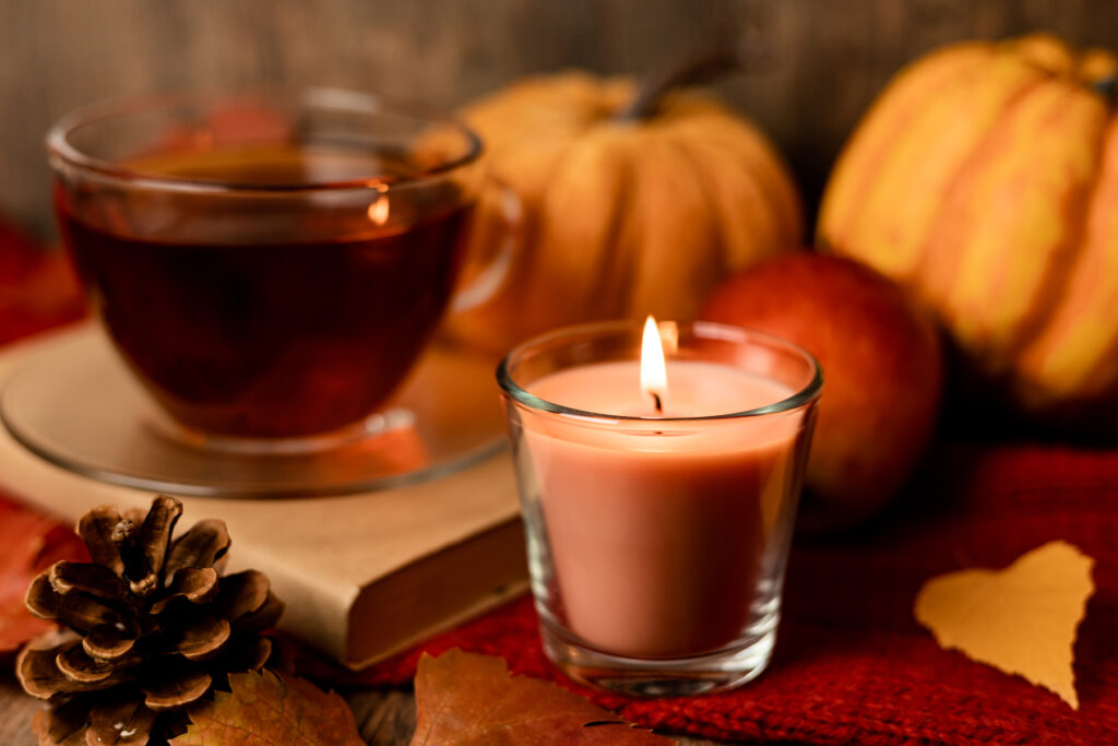 gyertya, tea és tök dekor
